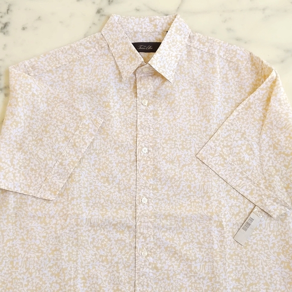 NWT. Men's Linen and Cotton Short Sleeve Button-Down Shirt w/floral patterns. - Picture 2 of 5